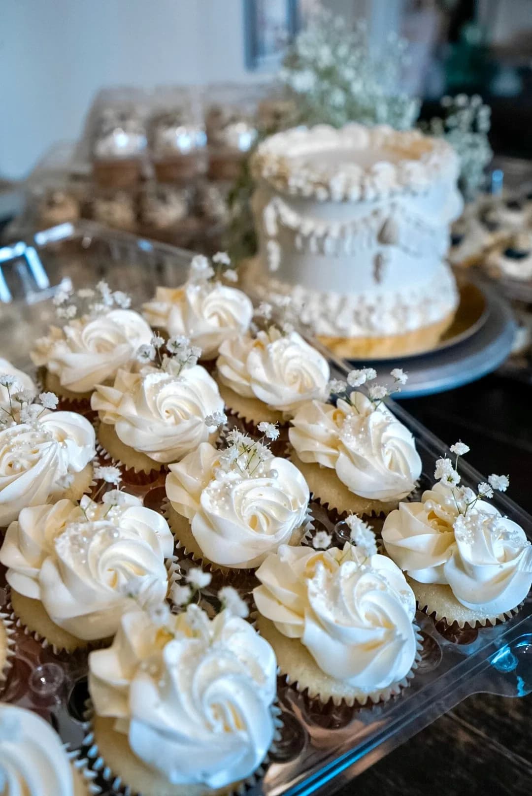 White rosette cupcakes with baby’s breath