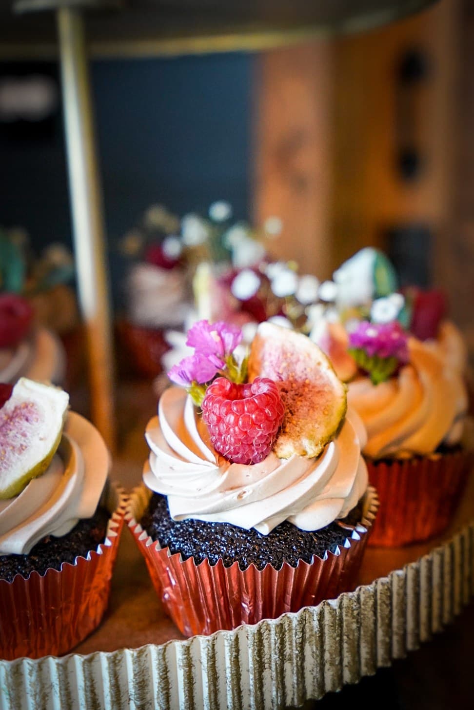 Cupcakes with figs and raspberries