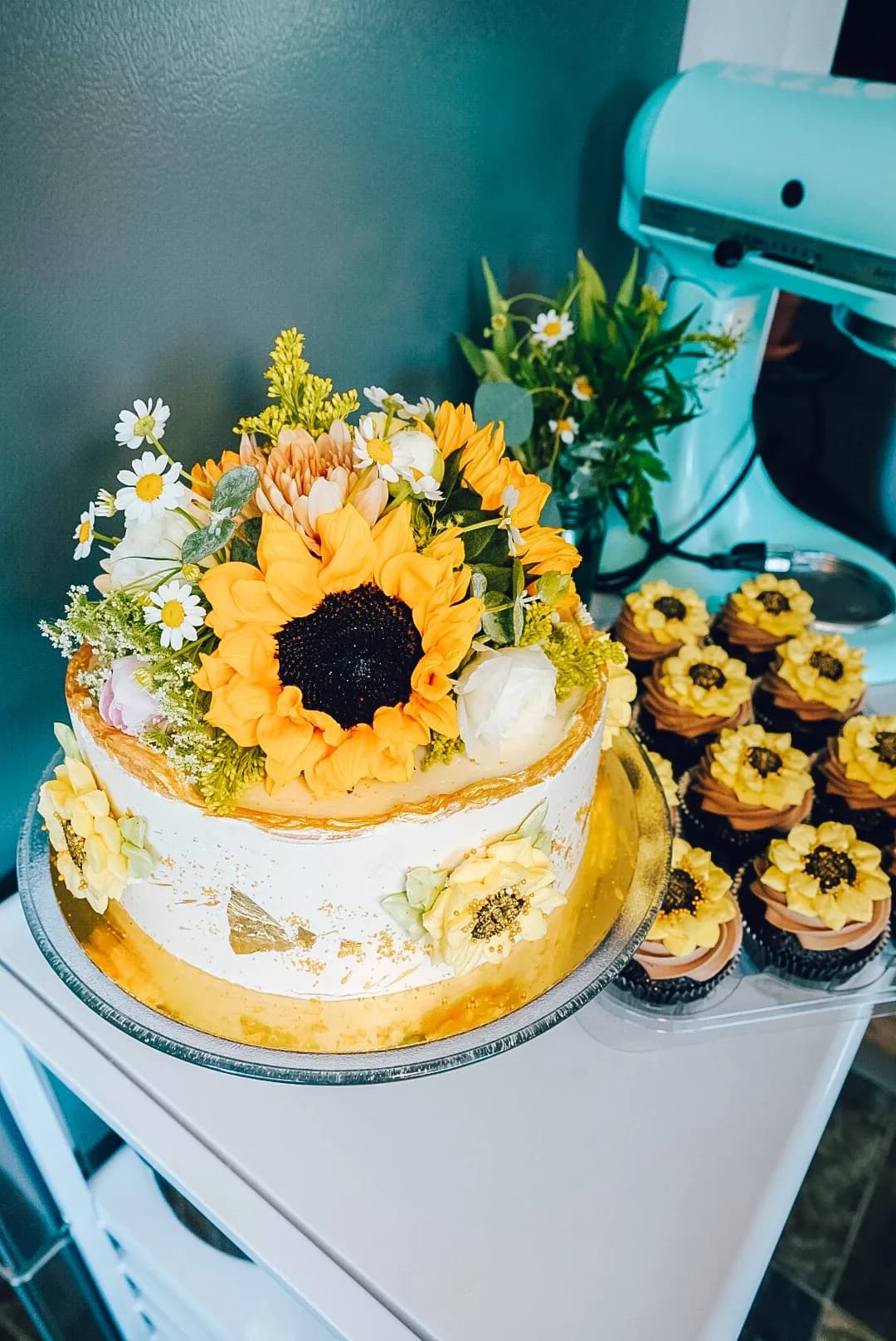 Sunflower buttercream cake with matching cupcakes